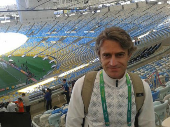 El periodista de la SER Javier Herráez, en la grada del estadio de Maracaná en un partido de "la Roja"