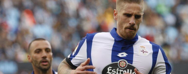 El jugador del Deportivo Raúl Albentosa celebra el gol del empate ante el Celta de Vigo en el partido de la novena jornada de LaLiga disputado hoy en el estadio Balaídos. 