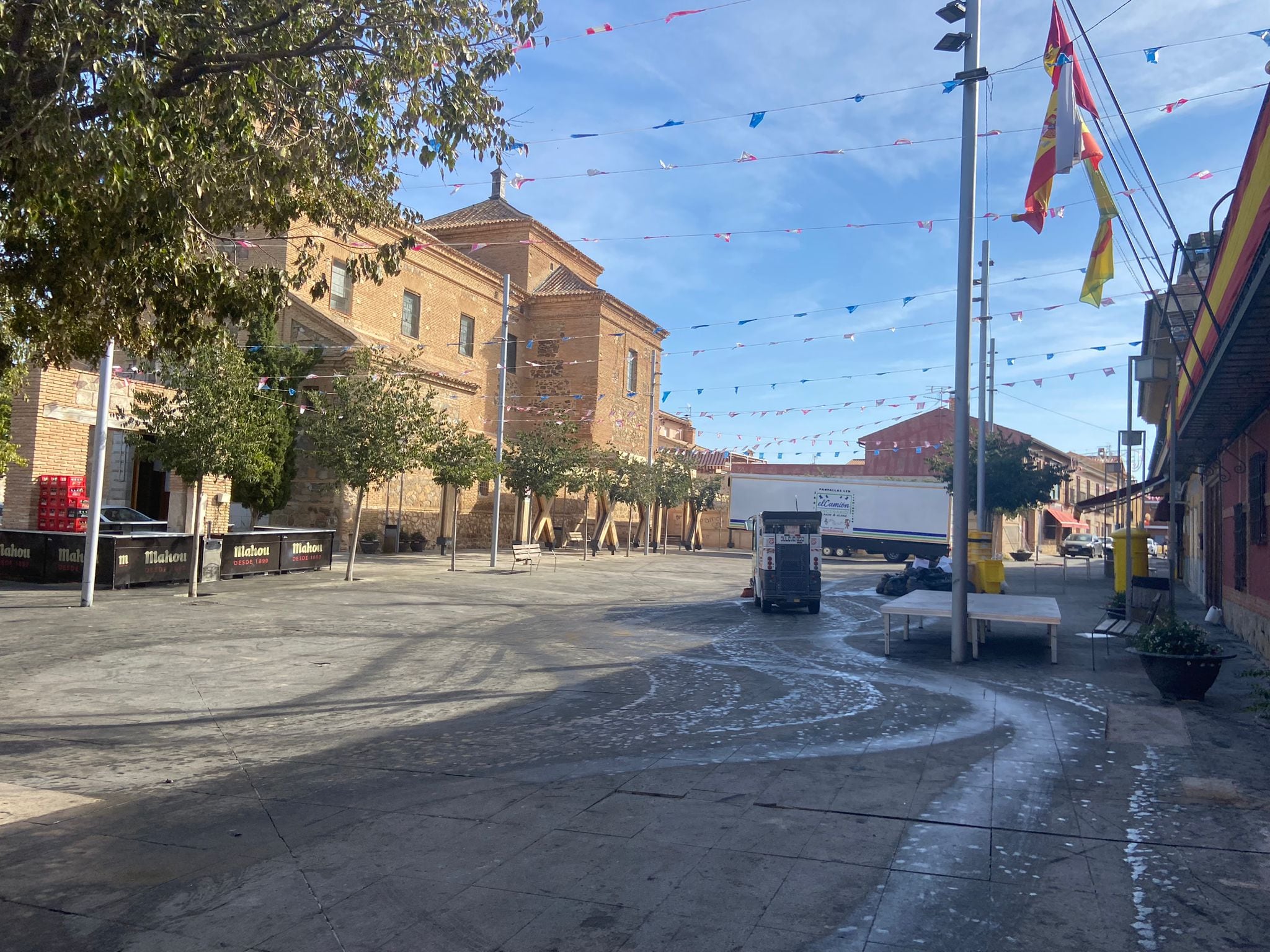 Plaza de la Constitución de Burguillos durante las fiestas patronales