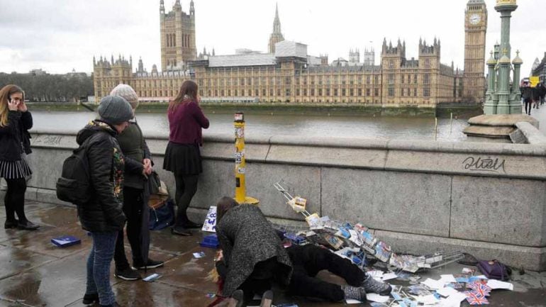 Los transeuntes asisten a los heridos en el atentado de Londres.