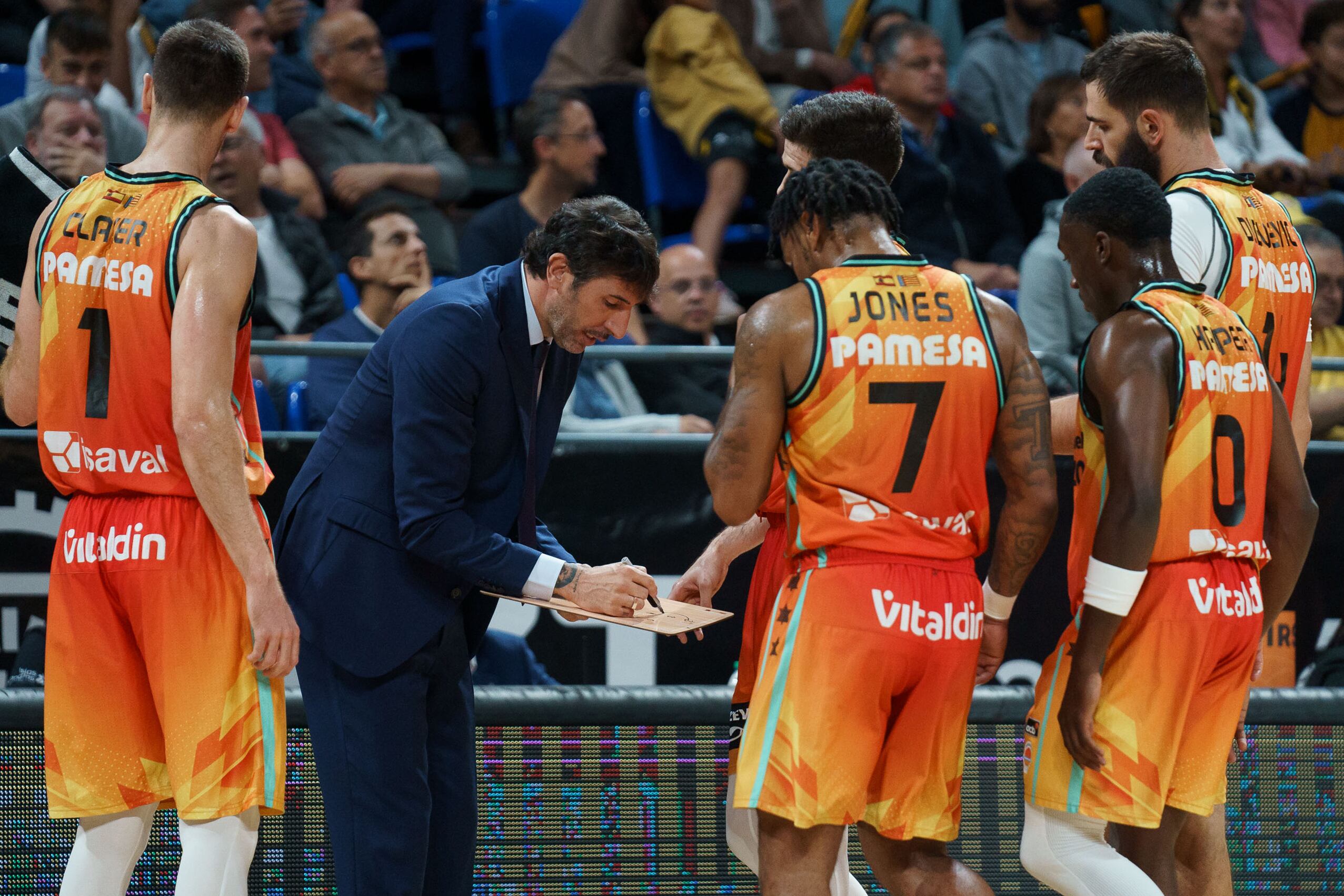 SANTA CRUZ DE TENERIFE, 19/11/2022.- El entrenador del Valencia Basket Álex Mumbrú da instrucciones a sus jugadores, durante el partido de la Liga Endesa entre el Lenovo Tenerife y el Valencia Basket celebrado este sábado en el pabellón Santiago Martín de La Laguna (Tenerife). EFE/ Ramón De La Rocha