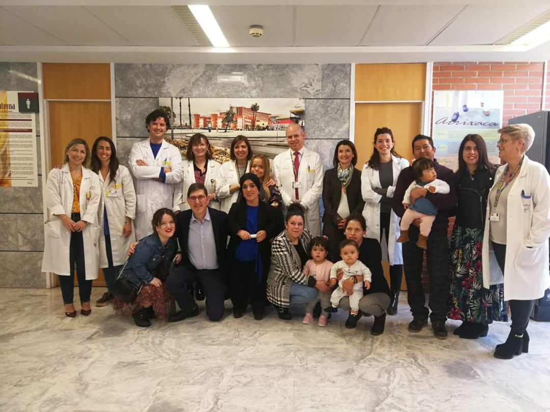 El Consejero de Salud en La Arrixaca junto a miembros de la Asociación Crecer