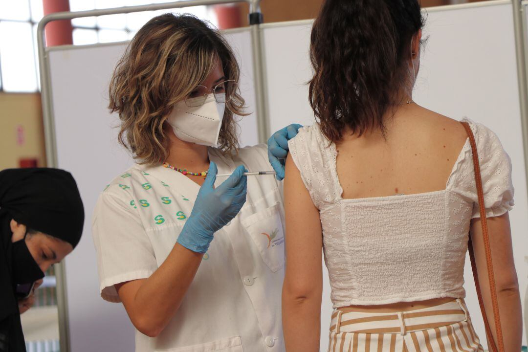 Vacunación contra la COVID-19 en el Pabellón Ferial de Villarrobledo (Albacete)