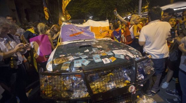 Vehículo de la Guardia Civil vandalizado durante las protestas