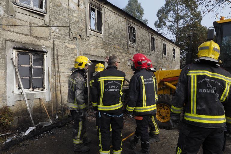 Un matrimonio de octogenarios y su hija, de unos cincuenta años, han muerto en el incendio de su casa en Vilalba