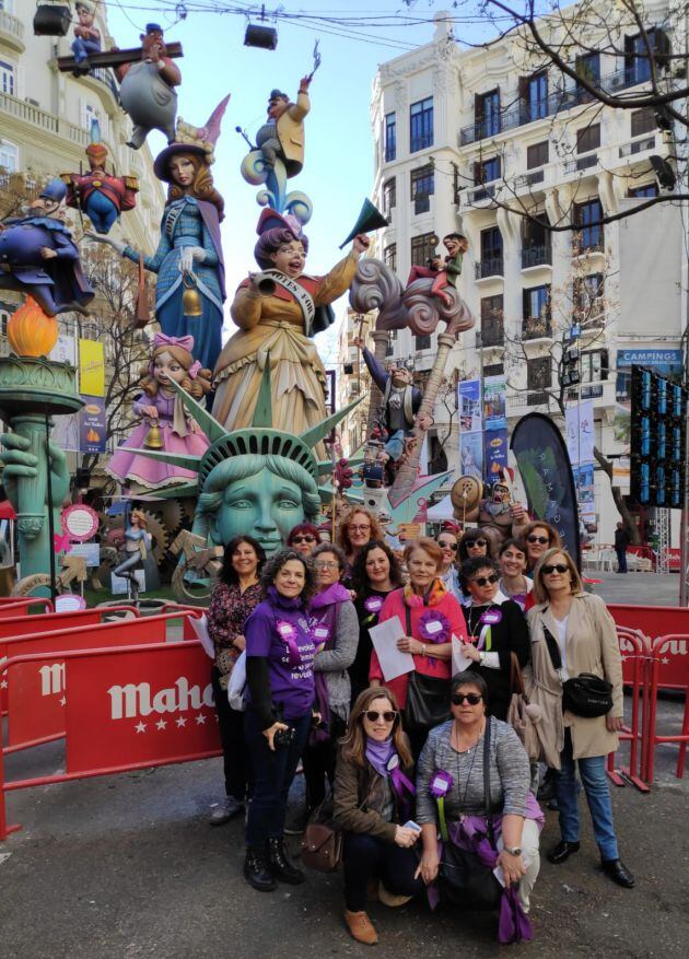 Les Beatrius en la falla ganadora Almirante Cadarso - Conde Altea