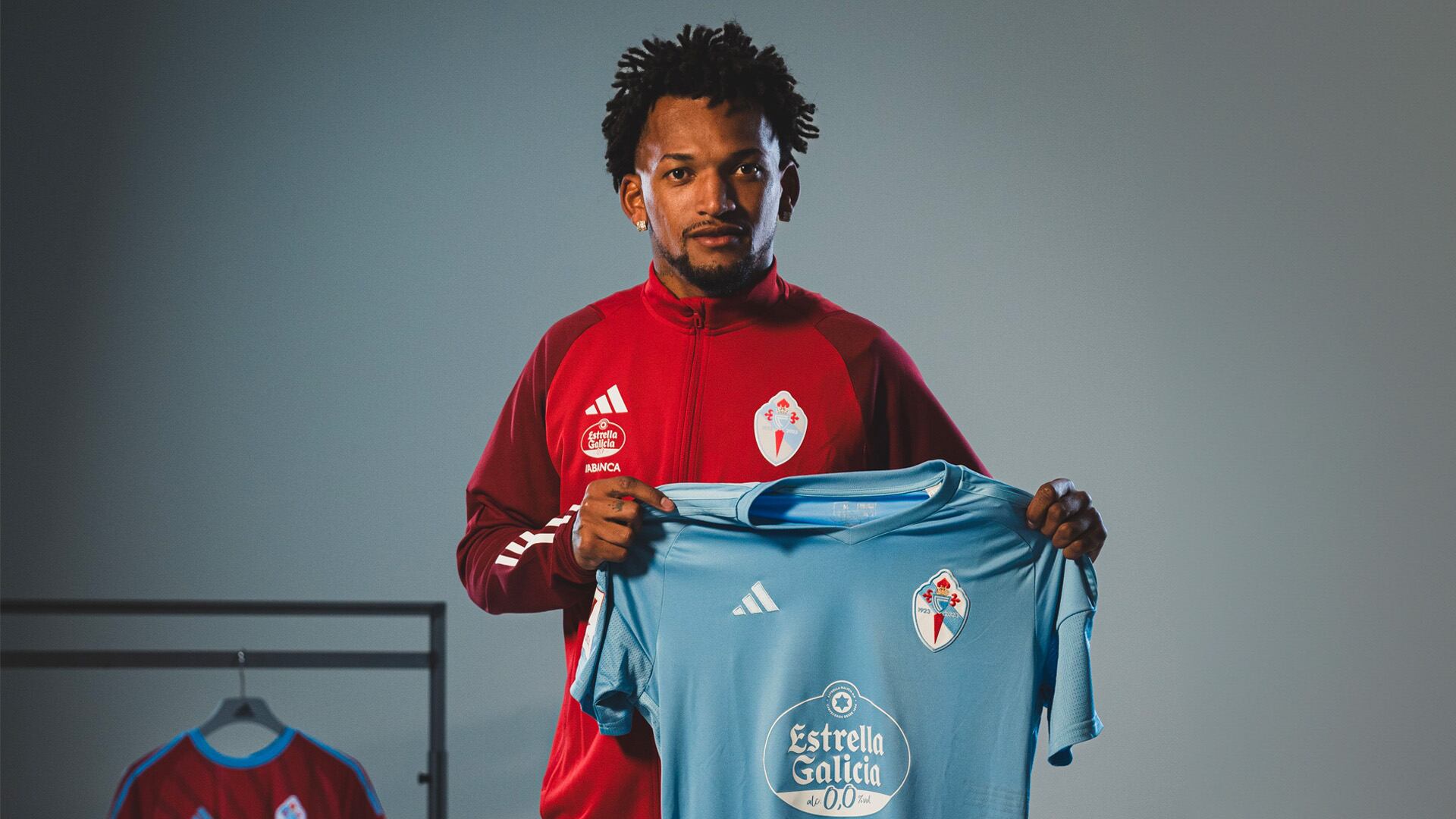 Jailson posando con la camiseta del Celta