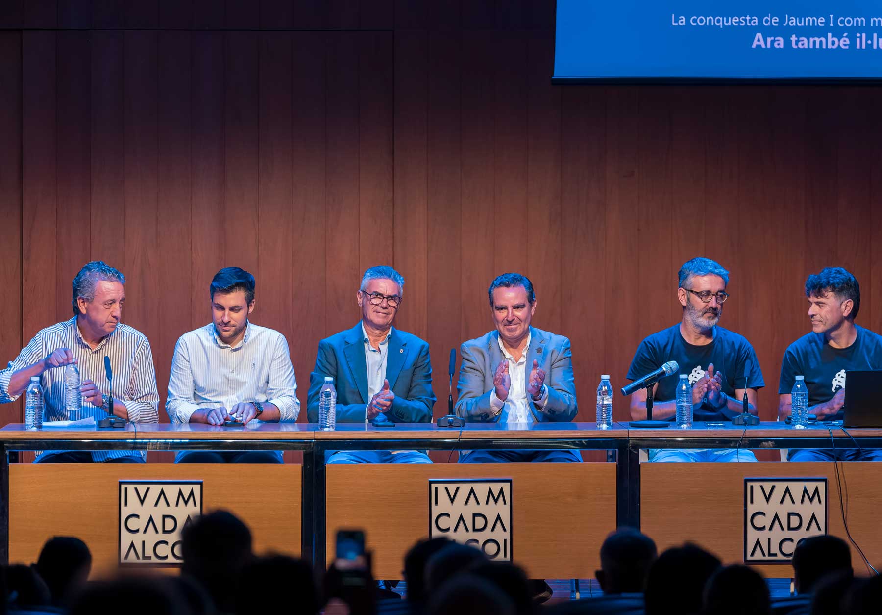 Els primers trons de Marrakesch i Andaluces, els capitans 2026 d&#039;aquestes filaes i els autors del llibre, en l&#039;acte de presentació del mateix