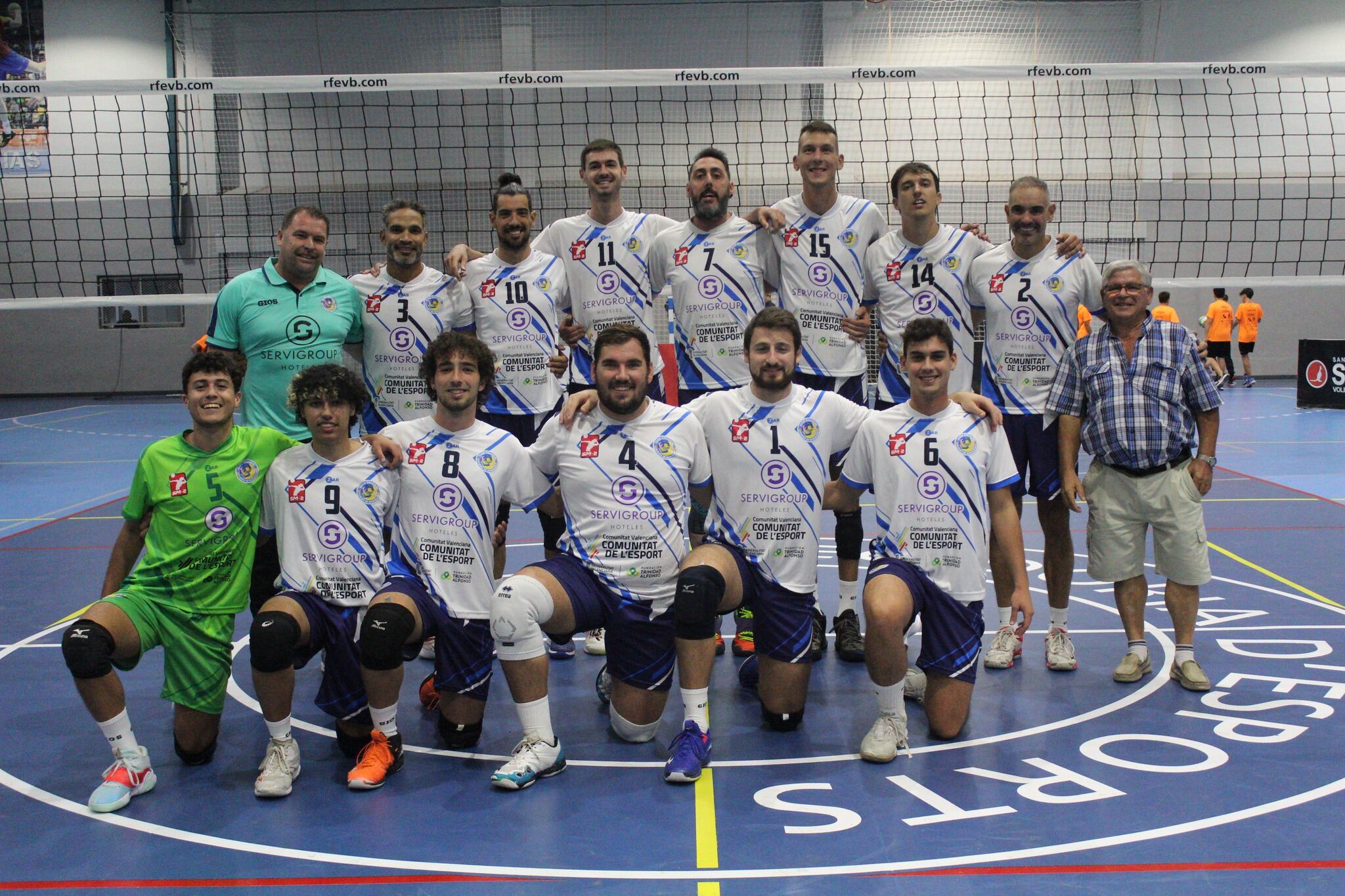 Los chicos del Servigroup Benidorm tras su partido en Petrer