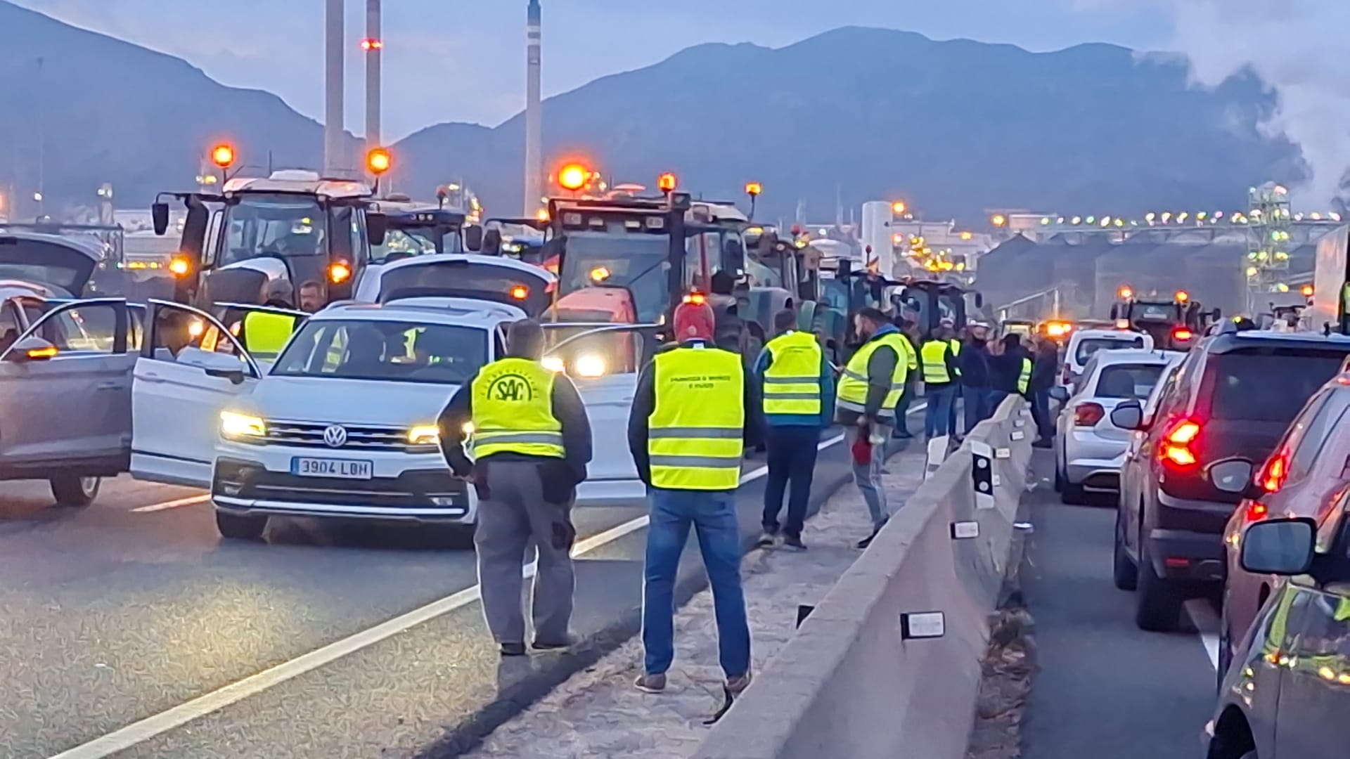 Protestas de agricultores en los accesos al Valle de Escombreras (Cartagena)