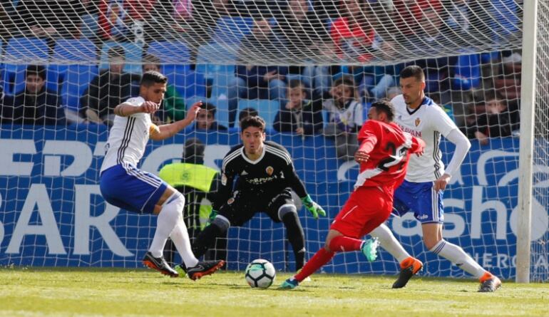 Cristian Álvarez, atento a un disparo de un rival durante el partido ante el Sevilla Atlético