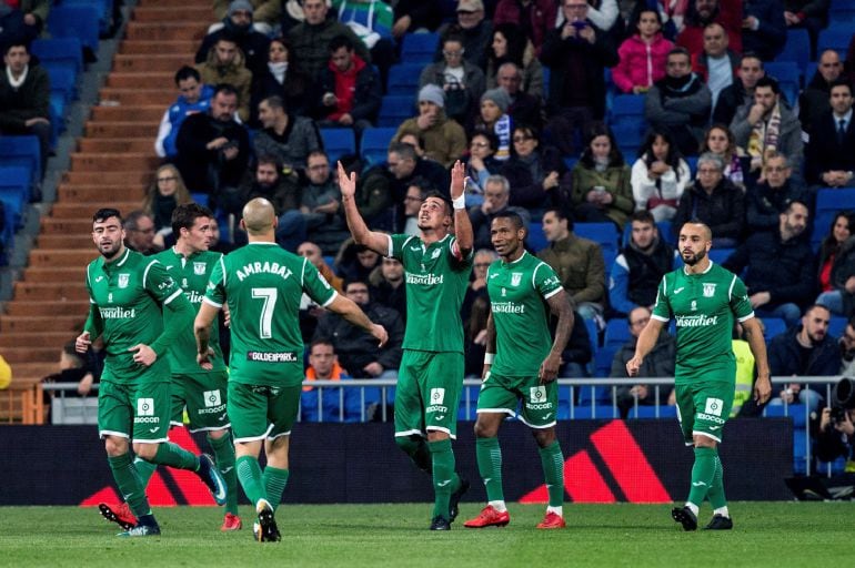 El centrocampista brasileño del Leganés Gabriel Pires celebra junto a sus compañeros su gol.