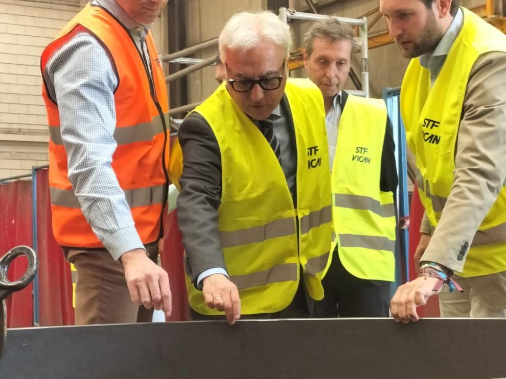 El consejero de Agricultura, Ganadería y Alimentación, Javier Rincón, ha visita la empresa STF Filters en Monzón. Foto: DGA