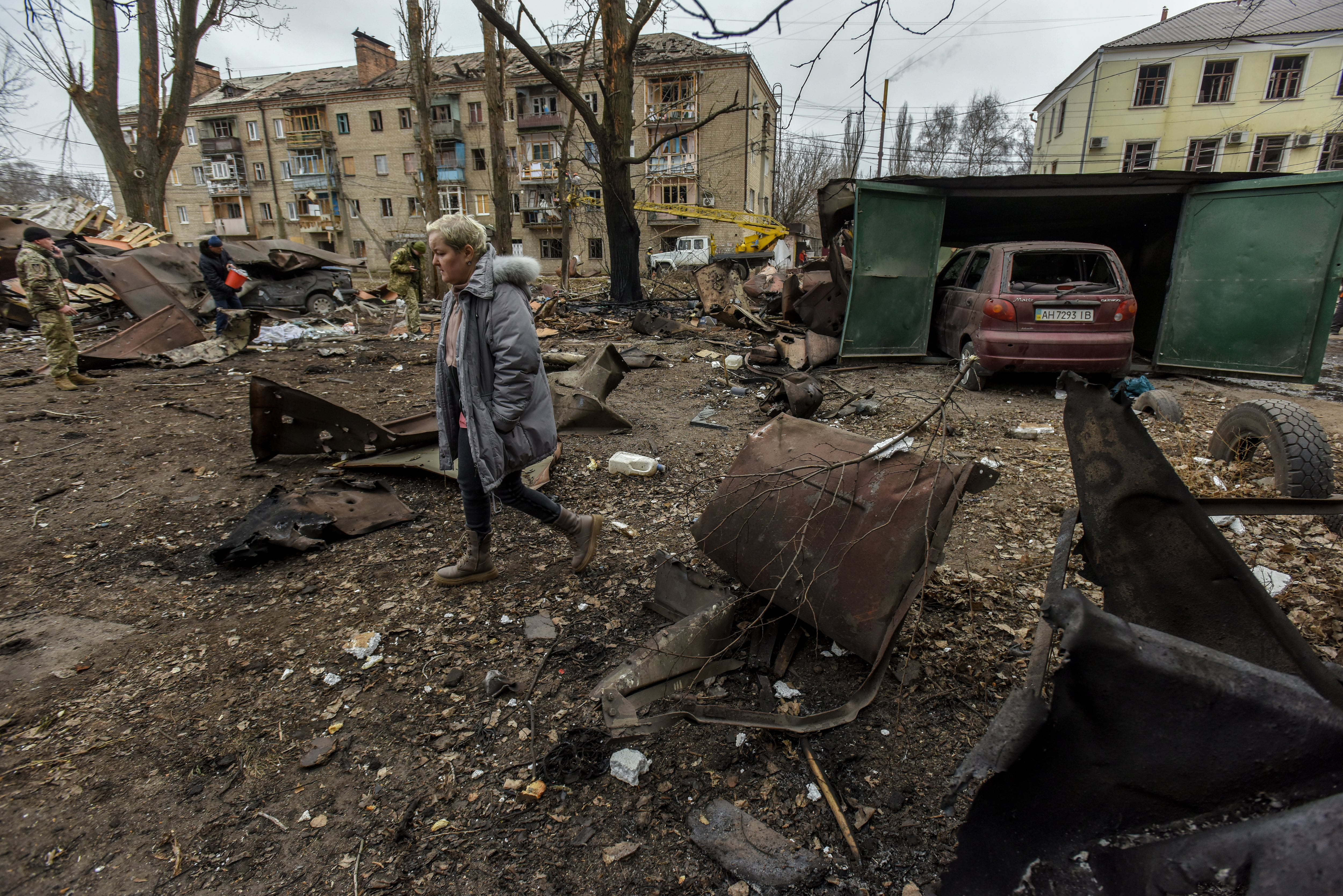 Una mujer camina cerca del sitio del lugar que ha sido atacado con cohetes rusos en la ciudad de Konstyantynivka, región de Donetsk, este de Ucrania.