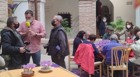 Carlos Abengózar junto a dos turistas madrileños