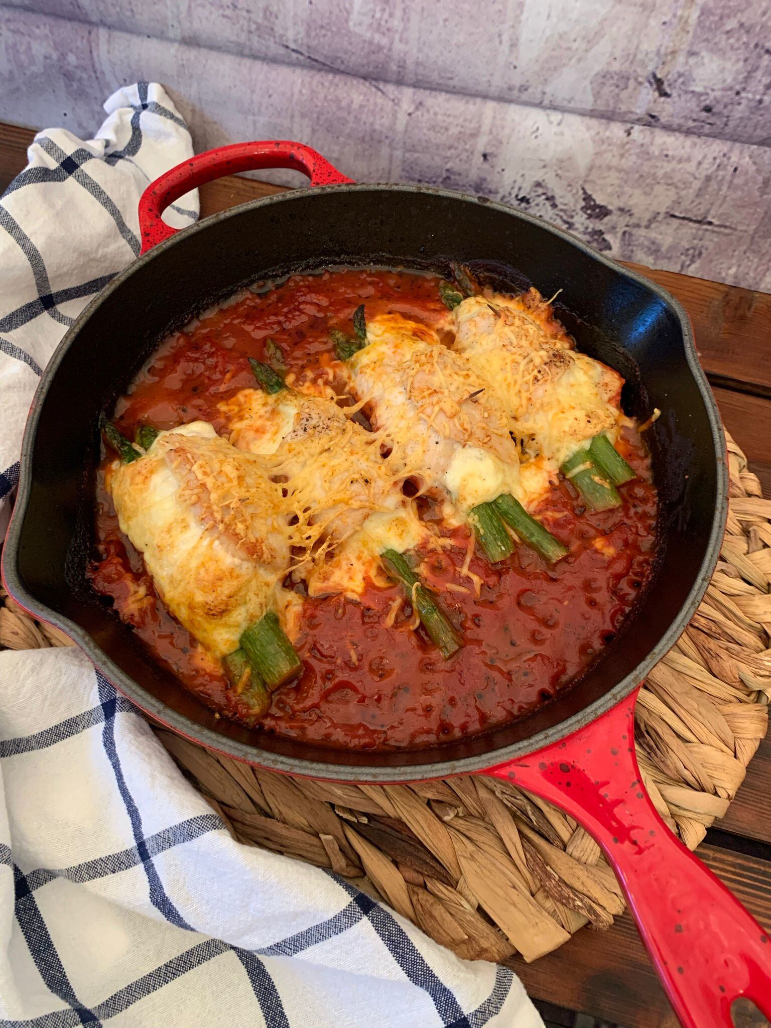 Para los oyentes de Radio Elda ha explicado cómo preparar unos rollitos de pechuga de pollo, queso, espárragos y tomate triturado.