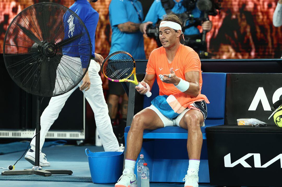 Nadal, durante una pausa, en su duelo contra Tsitsipas