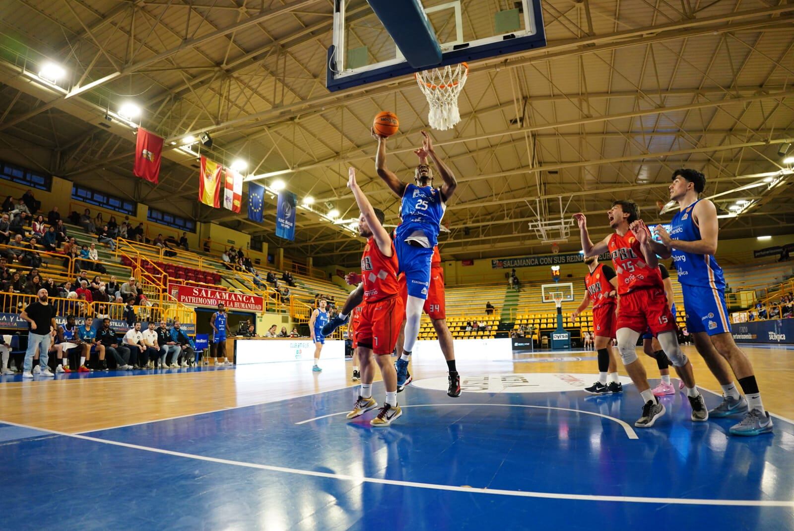 El pabellón de Würzburg de Salamanca, durante un partido de baloncesto/CB Avenida