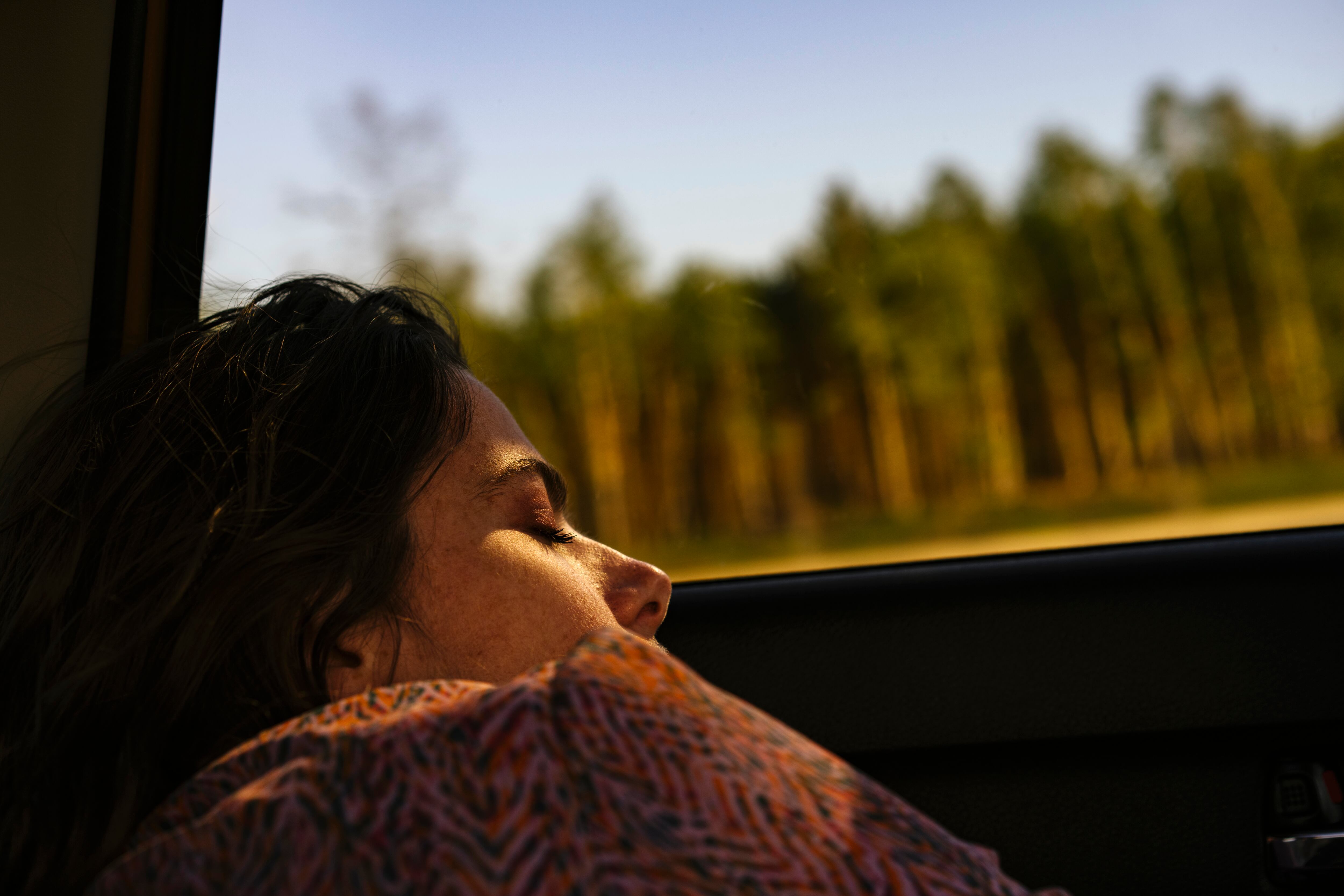 Mujer durmiendo en un coche