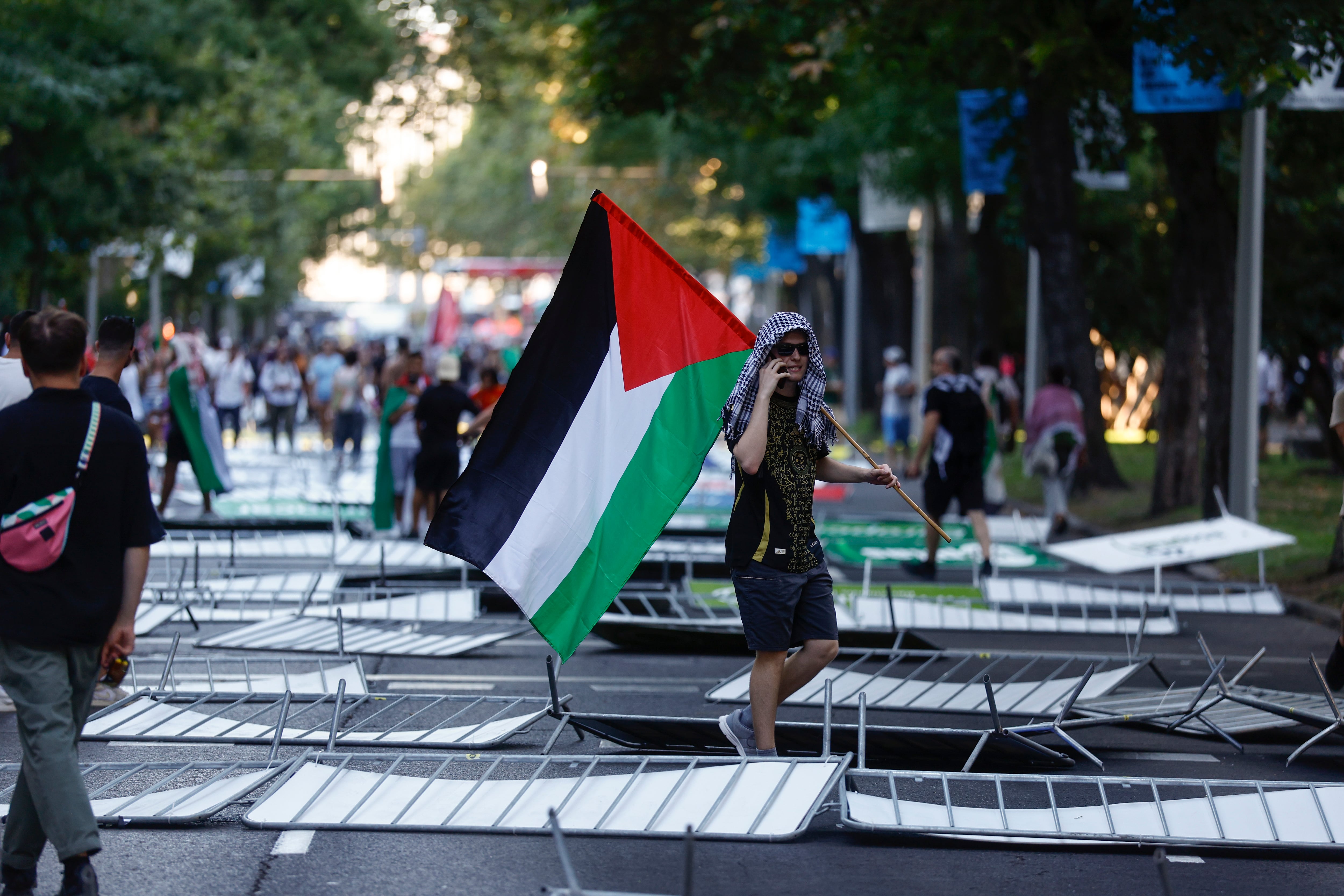 Los manifestantes propalestinos cortan el recorrido de los ciclistas en el Paseo del Prado
