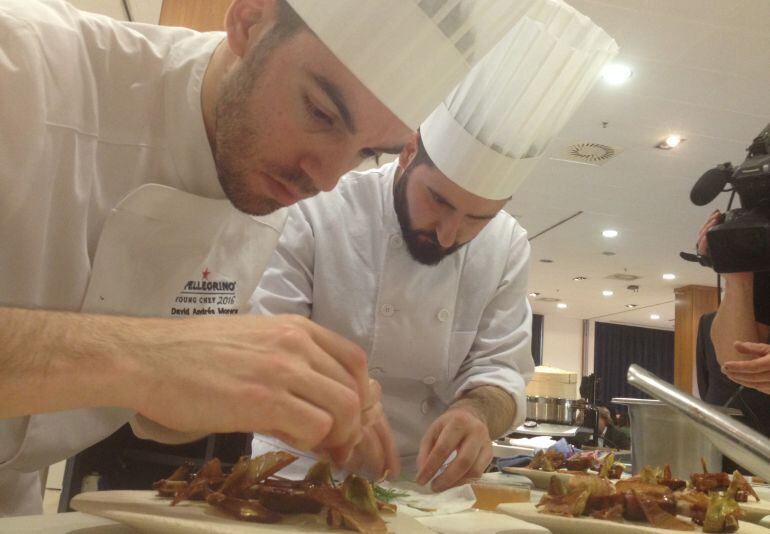 David Andrés (izquierda), junto a su ayudante, acabando de montar el plato que le ha valido para volver a ganar.