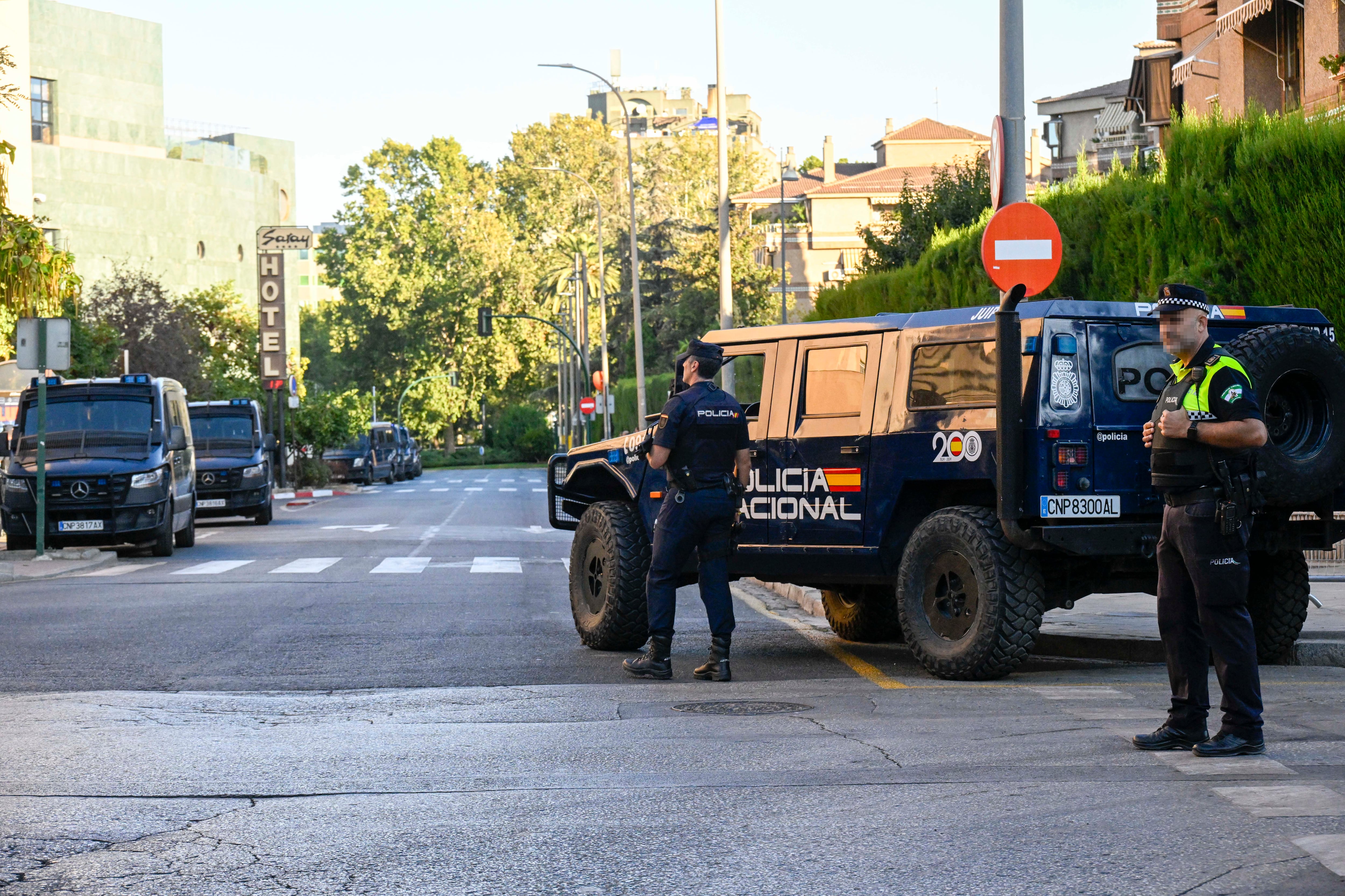 Miembros de las fuerzas de seguridad vigilan los alrededores del lugar donde se celebra en Granada la reunión de la comunidad Política Europea en el marco de la Presidencia española del Consejo de la UE, este jueves. El presidente del Gobierno en funciones, Pedro Sánchez, actúa como anfitrión en la tercera reunión de la Comunidad Política Europea en la que hará una cerrada defensa del multilateralismo como vía para afrontar retos ante los que considera que todo el continente debe asumir un papel de liderazgo