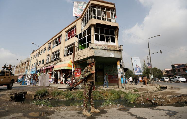 Un soldado afgano frente a un edificio afectado por el atentado en Kabul