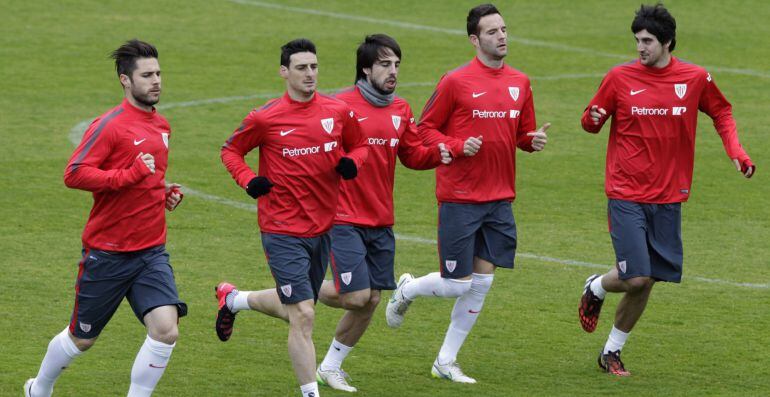 GRA151. LEZAMA (BIZKAIA), 17/02/2015.- Los jugadores del Athletic Club Kike Sola (i), Aritz Aduriz (2i), Beñat Etxebarria (c), Borja Viguera (2d) y Mikel San José (d) hoy durante el entrenamiento que la plantilla ha realizado en Lezama, de cara a preparar el partido de ida de los dieciseisavos de final de la Europa League, que disputarán este jueves a domicilio frente al Torino. EFE/Alfredo Aldai