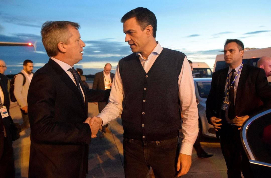 Fotografía cedida por el G20 que muestra al presidente del Gobierno español, Pedro Sánchez (c), mientras llega hoy al aeropuerto internacional de Ezeiza, en Buenos Aires (Argentina)