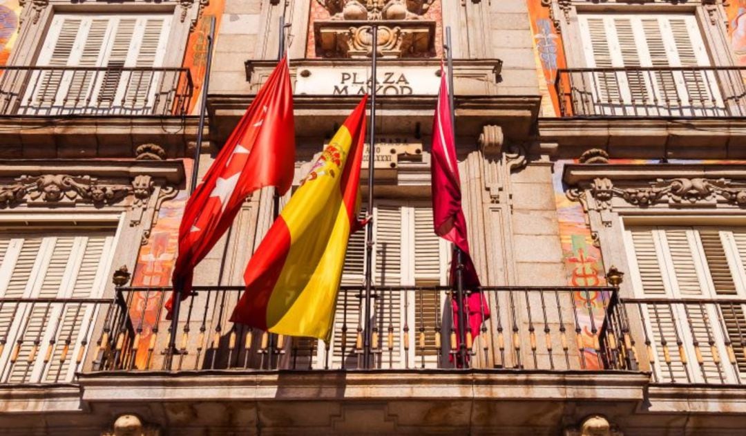 Banderas en la Plaza Mayor de Madrid en una imagen de archivo