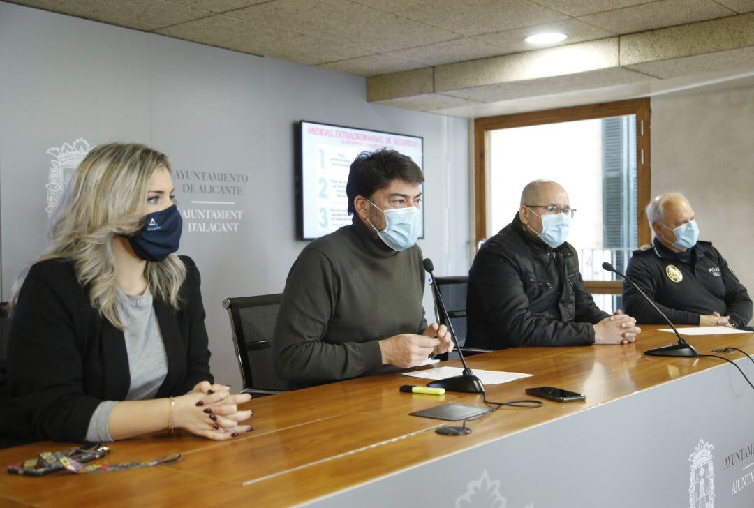 La vicealcaldesa, Mari Carmen Sánchez, el alcalde, Luis Barcala, el edil de Seguridad, José Ramón González, y el Comisario de la Policía Local, José María Conesa, durante la presentación del dispositivo especial