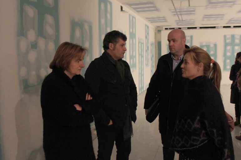 Els cònsols d'Escaldes amb la Ministra de Cultura i el director del museu Thyssen Andorra, Guillermo Cervera, en la visita d'obres efectuades avui a l'antic hotel Valira per constatar que els treballs van a bon ritme.