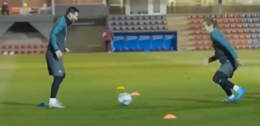 Messi y Griezmann, durante un entrenamiento con el Barcelona