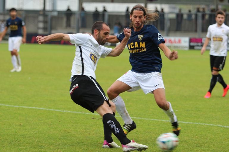 Checa, jugador del UCAM, en el partido disputado en Irún.