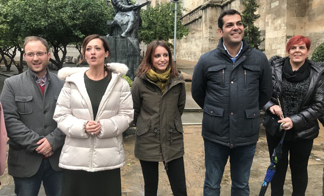 La vicesecretaria de Estudios y Programas del PP, Andrea Levy (centro), acompañada del presidente provincial, Juan Diego Requena (a su izqda), y de la cabeza de lista en Jaén, Maribel Lozano.