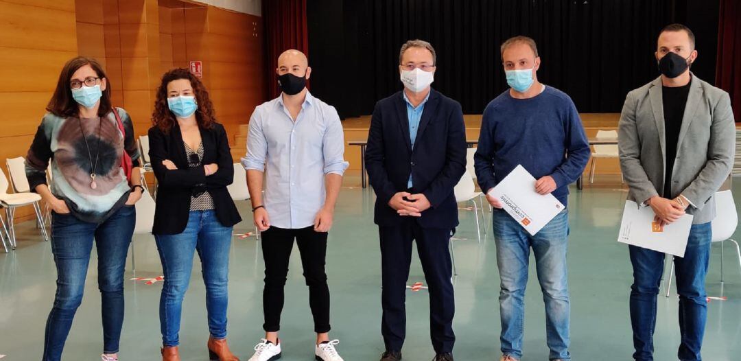 Los portavoces municipales de los partidos progresistas, junto con otros ediles, en el centro social de Gastón Castelló