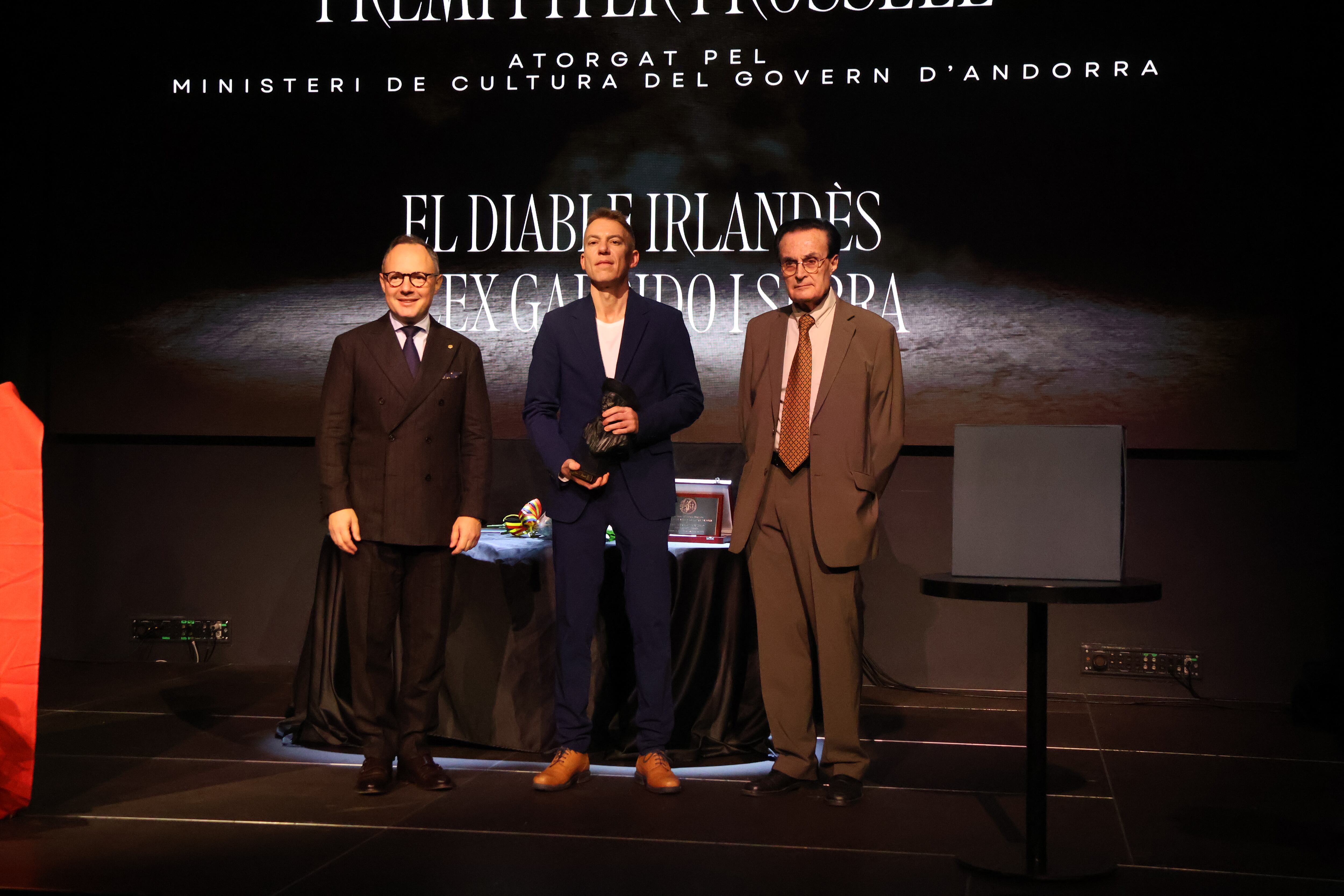 El guanyador del premi Fiter i Rossell de novel·la d&#039;enguany, Àlex Garrido, amb el president del Cercle de les arts i les lletres, Joan Burgués, i el cap de Govern, Xavier Espot, durant la Nit Literària celebrada ahir a Andorra la Vella