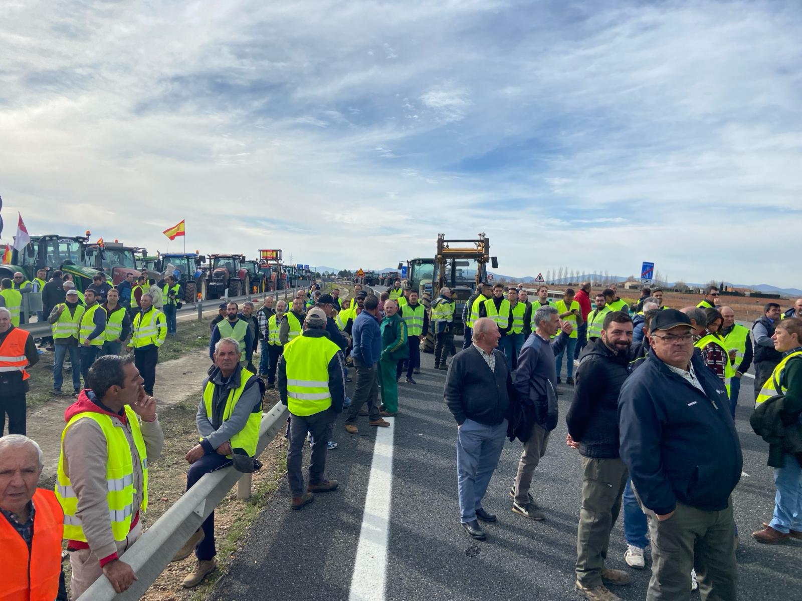 Imagen de los agricultores concentrados en la Autovía A-4, a la altura de Madridejos (Toledo)