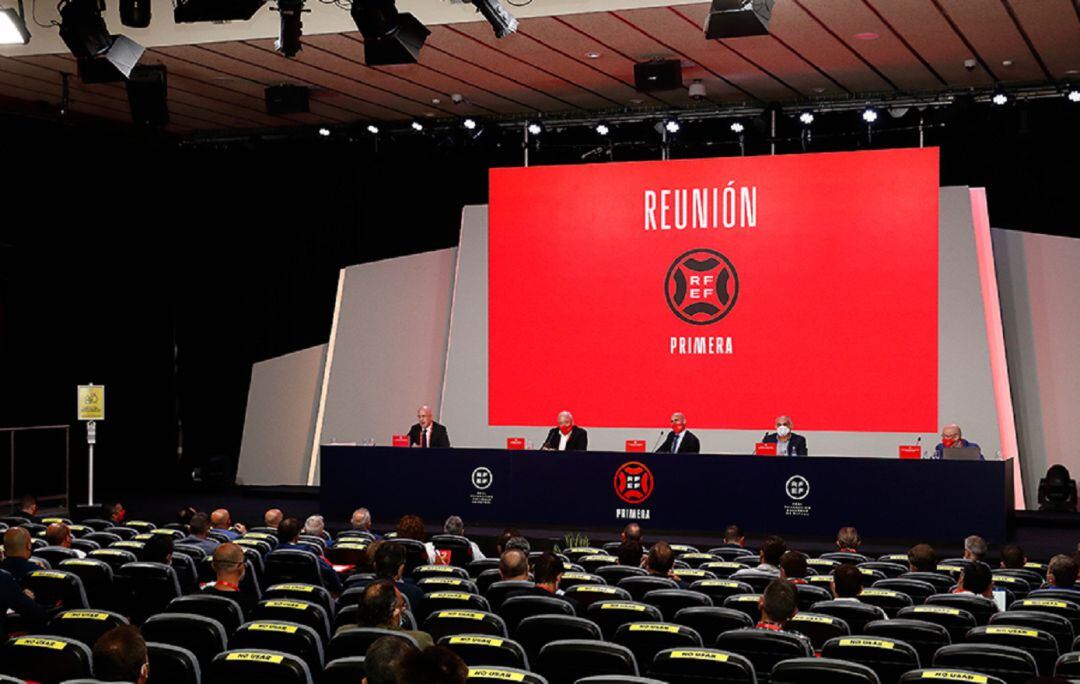 Imagen de la reunión de los clubes de la Primera RFEF con la Federación Española. 