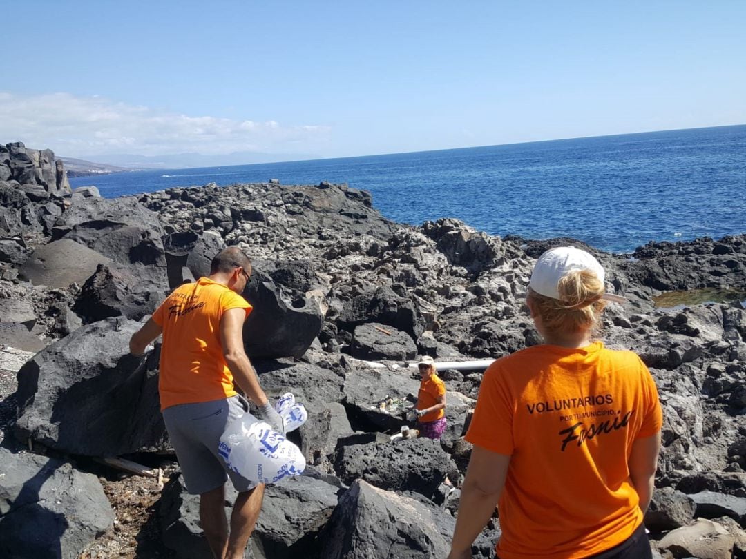 Voluntarios retirando residuos en Fasnia 