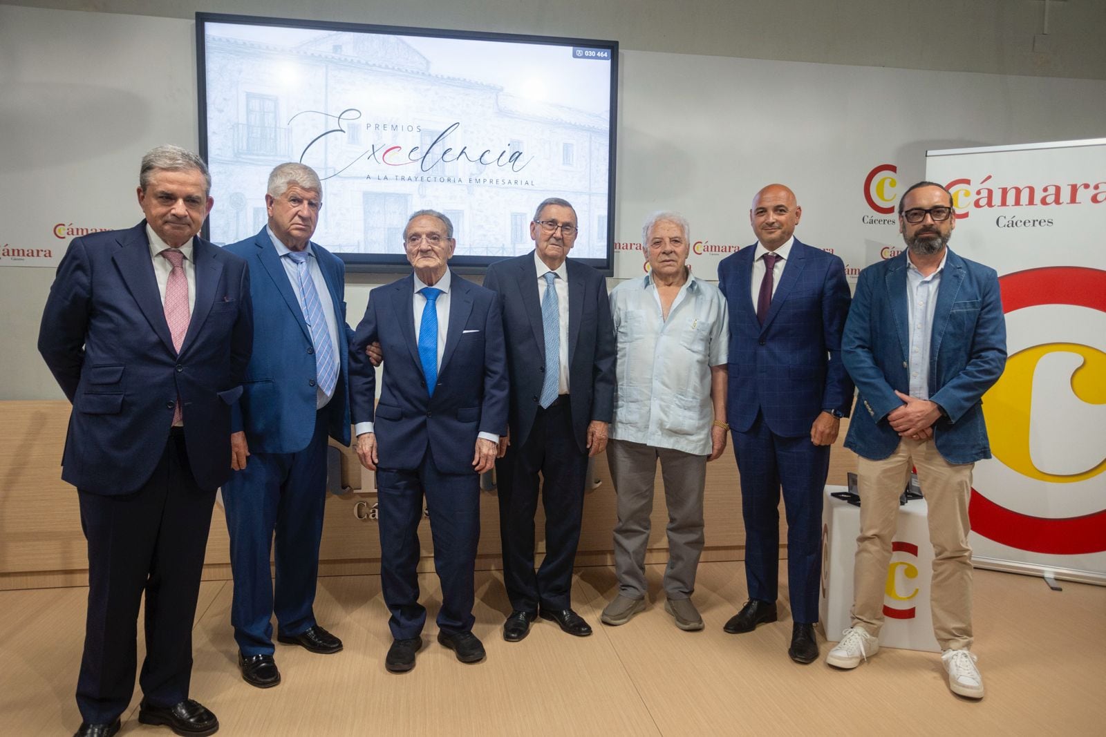 El presidente de la Cámara de Comercio de Cáceres junto a los premiados