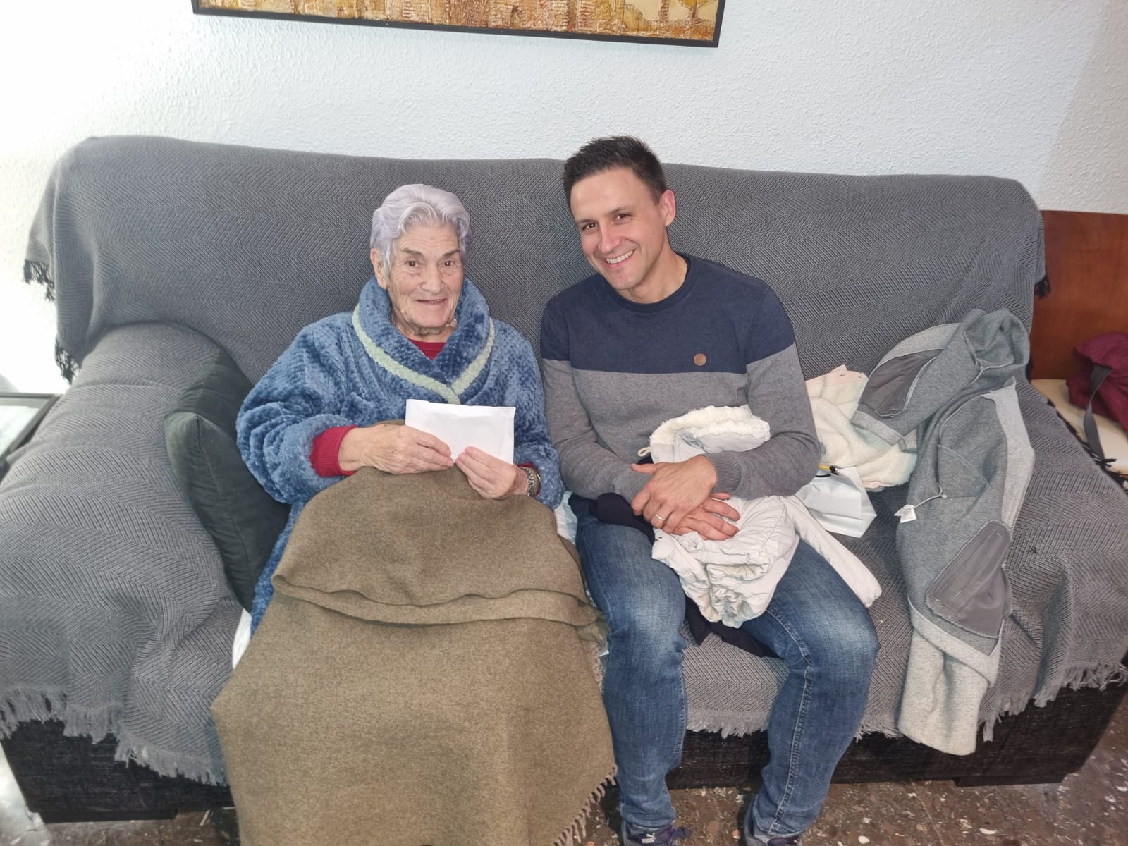 Ángel Narro, promotor de la iniciativa solidaria en Fuentenebro, junto a una de las personas que han recibido la ayuda para afrontar el impacto de la DANA