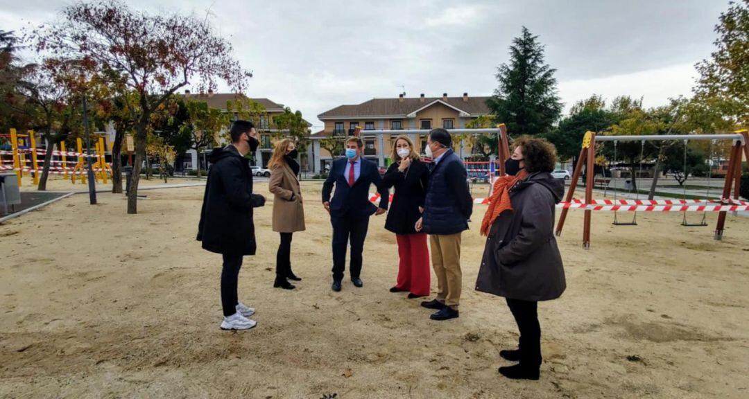 Las actuaciones en Torrejón de la Calzada (en el centro su alcaldesa, Azahara Molina) se han centrado en los parques &#039;Reyes Visigodos&#039; y &#039;Adolfo Suárez&#039;.