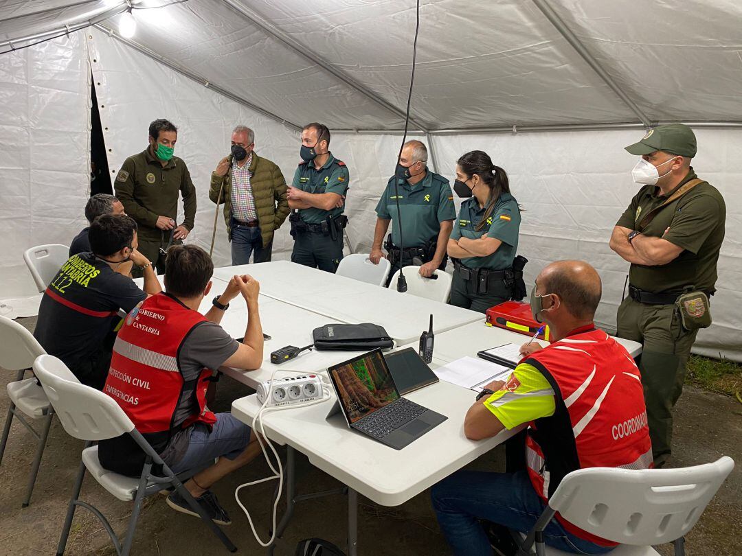 Efectivos de emergencias, reunidos en el Puesto de Mando Avanzado instalado en el área recreativa de Los Llares.