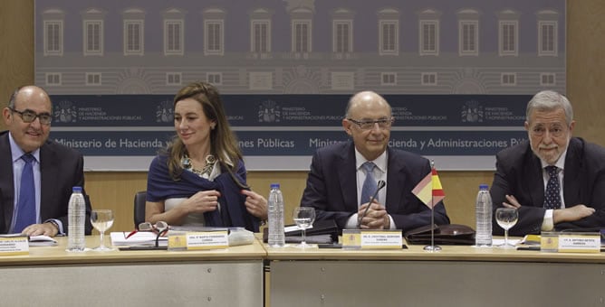 El ministro de Hacienda y Administraciones Públicas, Cristóbal Montoro (2d), junto a los secretarios de Estado de Presupuestos, Marta Fernández Currás, y de Administraciones Públicas, Antonio Germán Beteta (2d) y el interventor general de la Administració