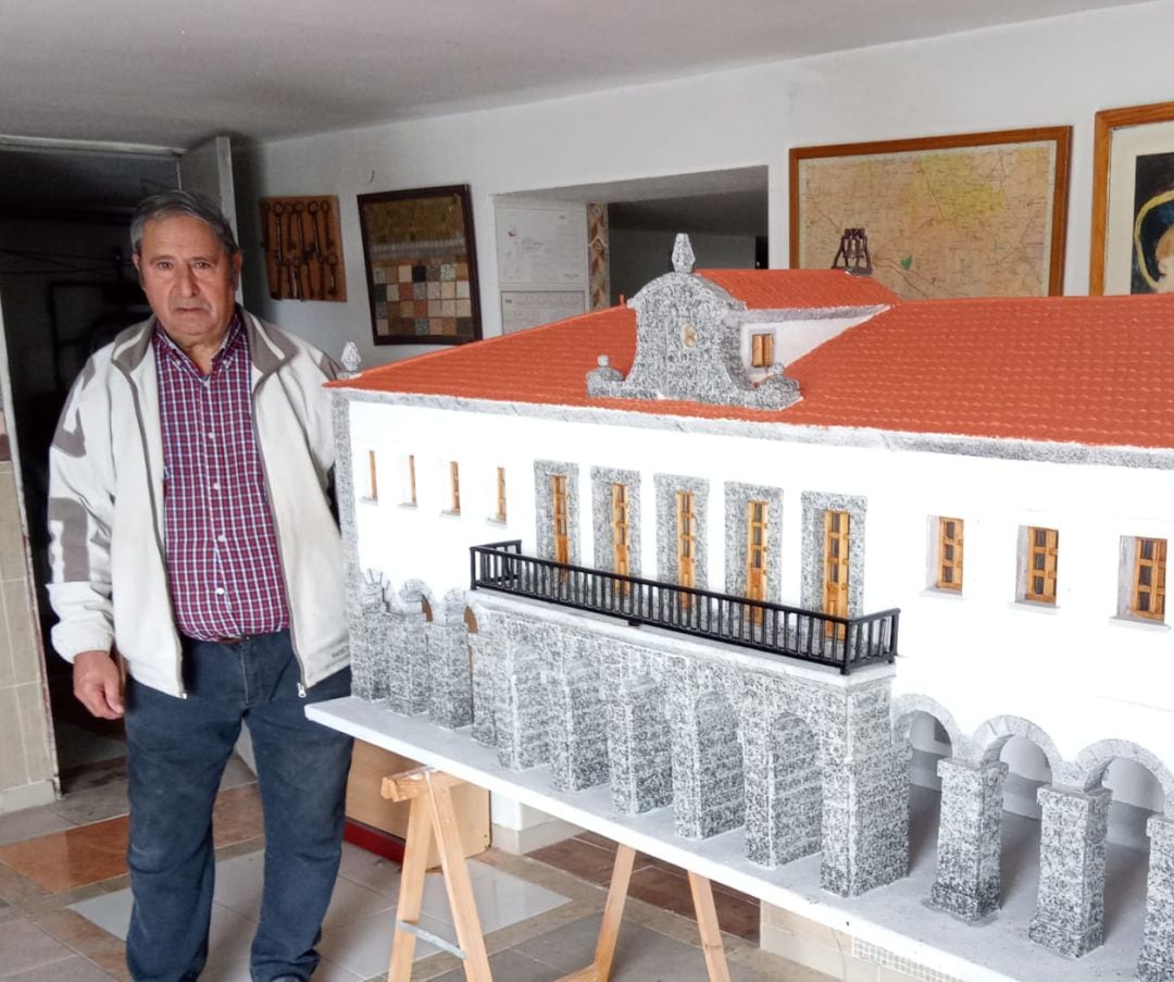 Daniel Jiménez junto a la maqueta del edificio del Ayuntamiento de Villacastín