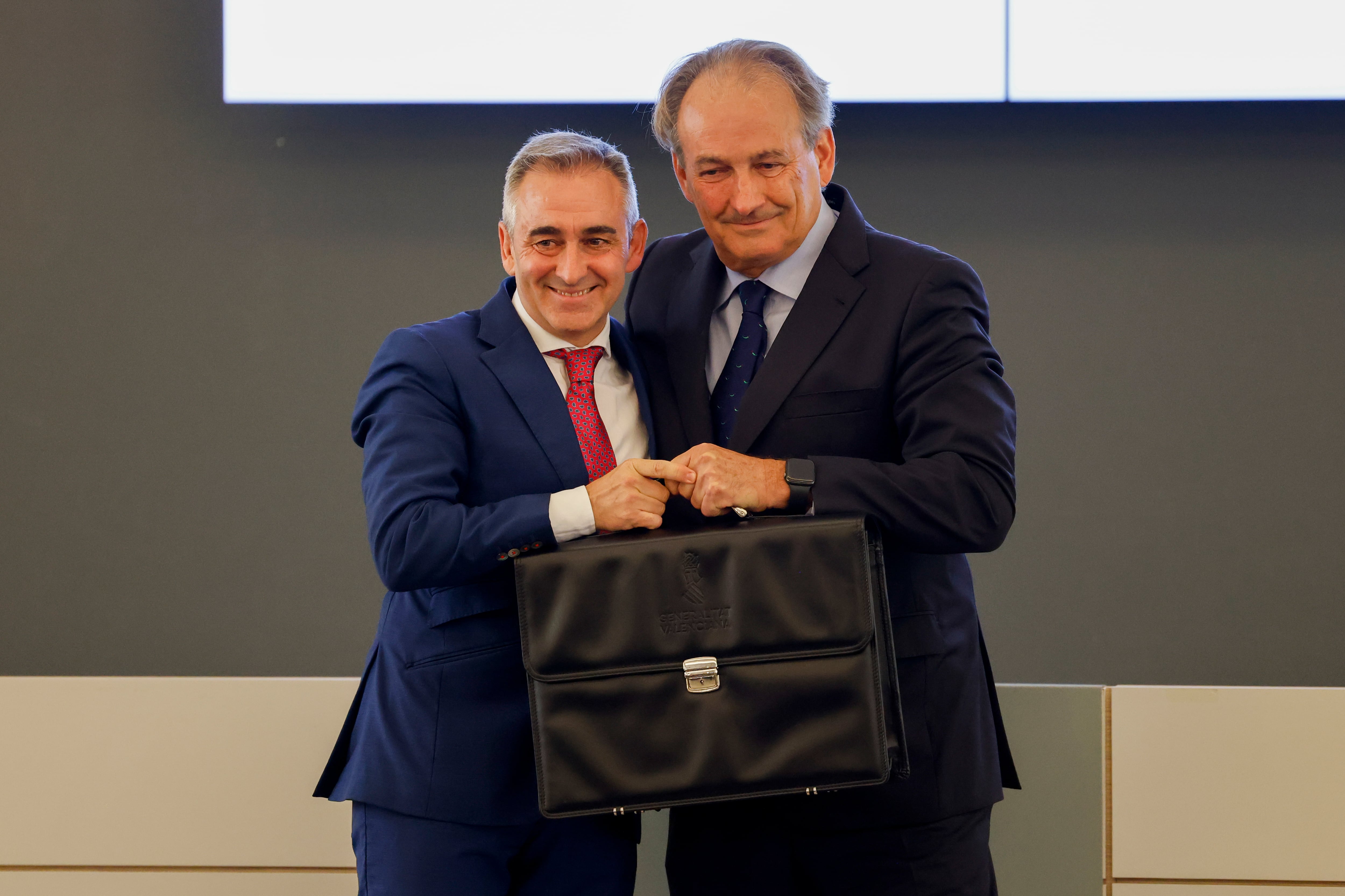 El conseller de Agricultura, Agua, Ganadería y Pesca, Miguel Barrachina (i), durante el acto de traspaso de cartera por parte de su predecesor, Jose Luis Aguirre (d).