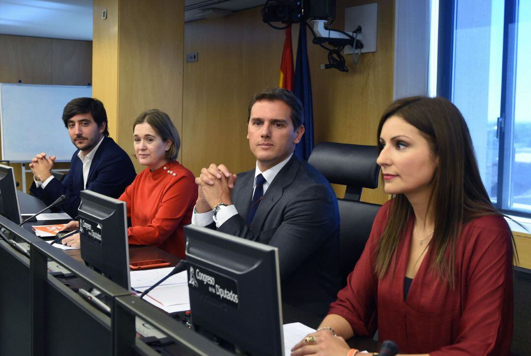 El presidente de Ciudadanos, Albert Rivera (3i), junto a los diputados Toni Roldán (i), Marta Rivera (2i) y María Virginia Millán (d), durante la reunión del Grupo Parlamentario de Ciudadanos 