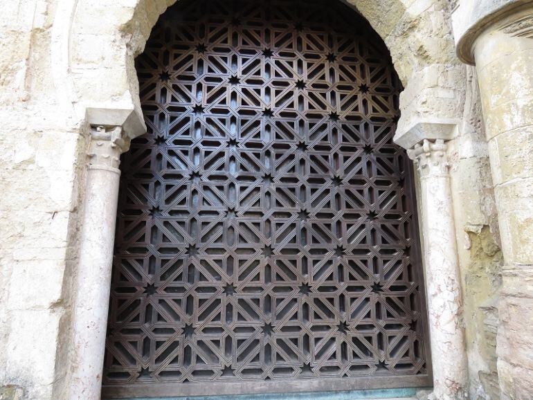 Una de las puertas de la Mezquita Catedral.