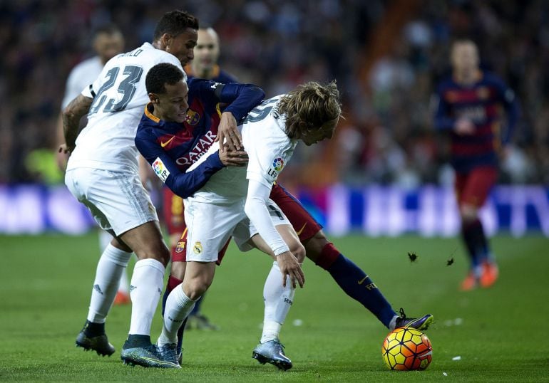 Modric y Danilo intentan quitar la pelota a Neymar